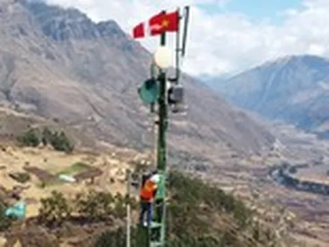 Lớp học trên đỉnh núi cao nhất thế giới: Viettel thu hẹp khoảng cách số bằng Internet