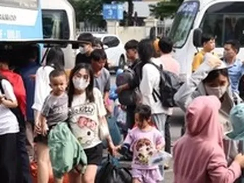 Kết thúc nghỉ lễ, bến xe Hà Nội chật kín hành khách trở lại Thủ đô