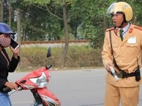 Mức phạt lỗi dùng điện thoại khi lái xe mới nhất 2026 đối với tất cả các loại xe, tài xế chú ý