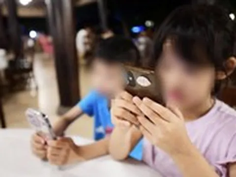 Trẻ em 'ngập' trong mạng xã hội: Cha mẹ buông tay hay bất lực?