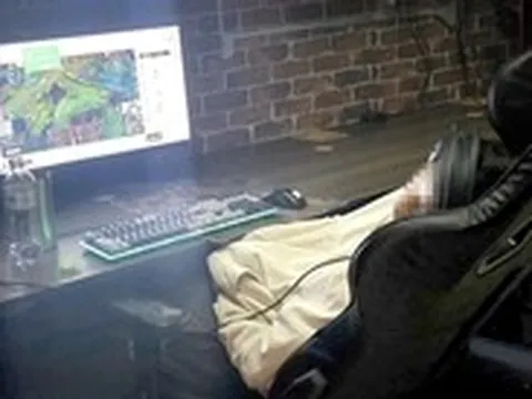 Không thể giao trẻ em cho mạng xã hội: Những đứa trẻ đắm chìm trong thế giới game