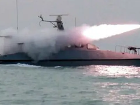 Tên lửa, UAV Iran lại tấn công UAE