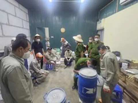 Khám xét khẩn cấp nơi làm việc của Nguyễn Thanh Bình, thu giữ 180 bao hoá chất ghi chữ "Toxic 6"