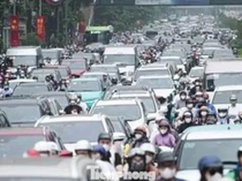 Giao thông hỗn loạn ngày đầu phân luồng nút La Thành - Nguyễn Chí Thanh