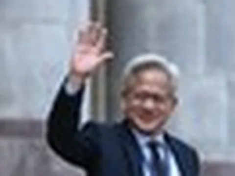 Đến Trung Quốc cùng ông Trump, CEO Nvidia Jensen Huang không quên làm một điều y hệt hồi thăm Việt Nam