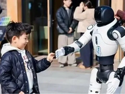 Chỉ một cú ngã “vô tình”, lần đầu tiên robot Trung Quốc được công ty bảo hiểm chi trả lên tới 23 triệu đồng!