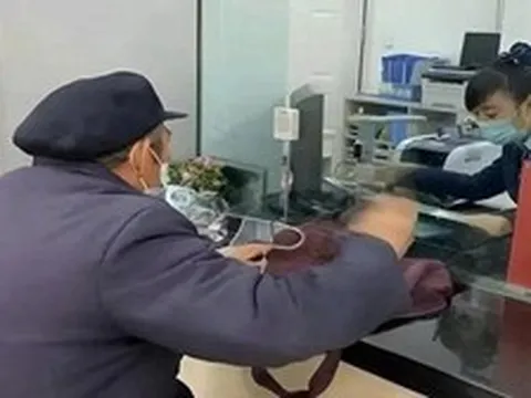 Phát hiện nhân viên ngân hàng cố tình trì hoãn phục vụ cụ ông chuyển khoản 200 triệu đồng: Công an Hà Nội vào cuộc điều tra