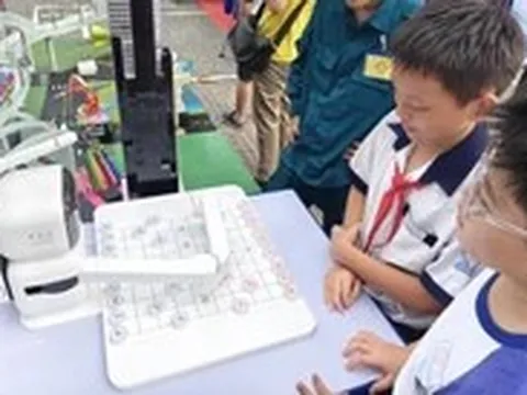 Trẻ em thích thú thi đấu cờ vua với máy, điều khiển robot chó, drone…