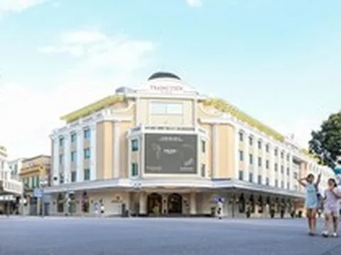 Hà Nội nắng 'đổ lửa' hơn 40°C, phố đi bộ Hồ Gươm vắng vẻ khác lạ ngày cuối tuần
