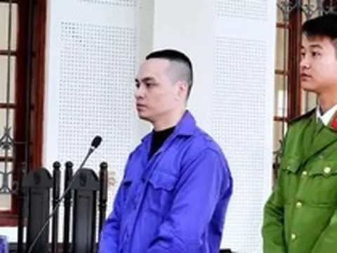 Người cha bật khóc ở tòa, nghẹn lòng hỏi con trai: ‘Sao không làm nghề chân chính?’