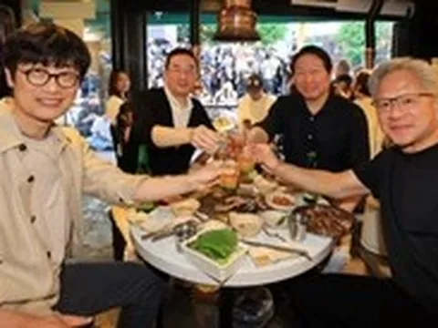 CEO Nvidia gây sốt: Ăn nhậu ở phố đi bộ cùng các trùm công nghệ Hàn Quốc