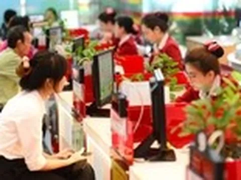 Ngân hàng, bảo hiểm đua chuyển đổi số