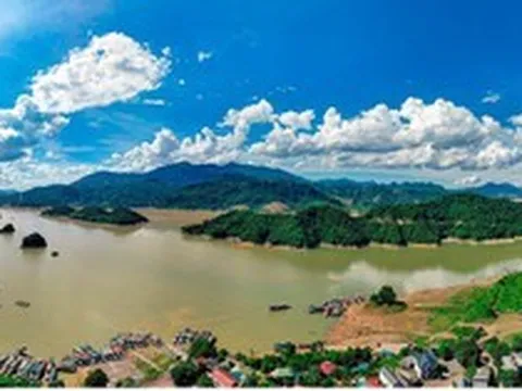 Hồ nước nhân tạo lớn nhất Việt Nam dài lên đến 230 km, có công trình lớn nhất Đông Nam Á thế kỷ 20...được quy hoạch khu du lịch 52.200ha, được ông lớn SunGroup "để mắt" đến