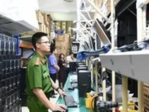 Hình ảnh công an khám xét khẩn cấp các công ty có dấu hiệu dùng Windows và Microsoft Office lậu