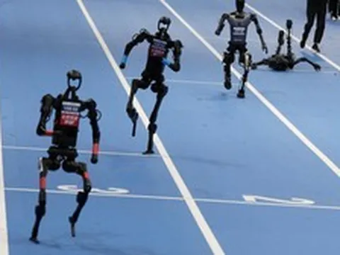 Vì sao Trung Quốc cứ cho robot hình người nhào lộn, múa côn, chạy marathon dù suốt ngày ngã chổng vó?