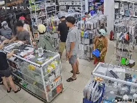 Bức xúc nam thanh niên xô cửa trúng bé gái, người mẹ phản ứng cũng bị đấm luôn: Công an vào cuộc