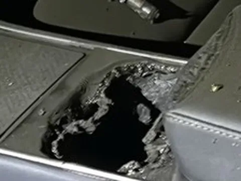 Chỉ vì một cục sạc dự phòng, chiếc Tesla sau 5 năm sử dụng bỗng hóa đống sắt vụn trong vụ cháy gây sốc