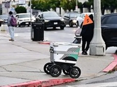 Robot giao hàng, con người làm gì?