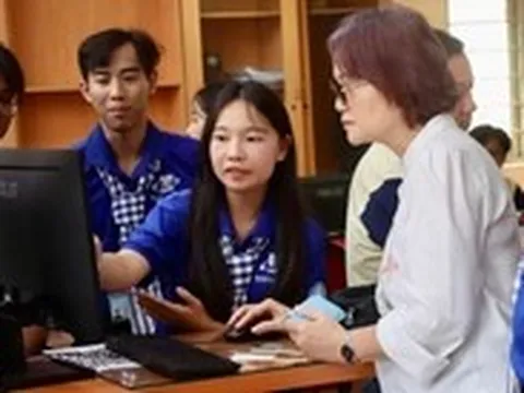 'Mùa hè số' hỗ trợ người dân cài ứng dụng, làm thủ tục trực tuyến