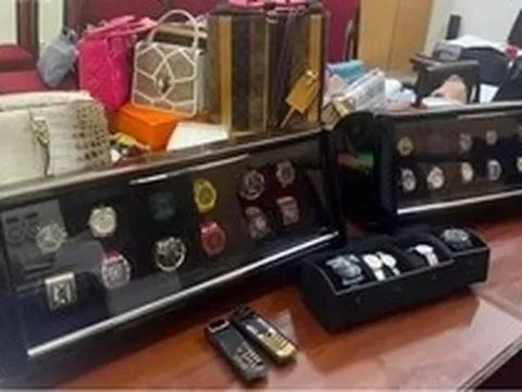 Thu loạt xe sang, hàng chục đồng hồ xa xỉ, túi xách hàng hiệu tại nhà bạn gái của Mr Pips