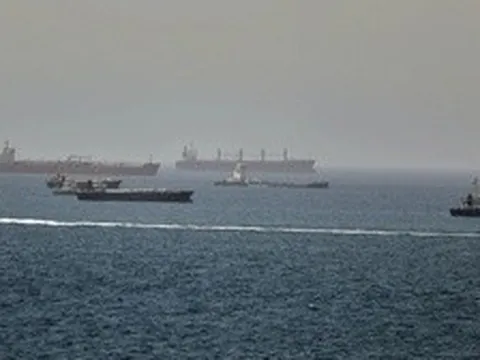 Tàu dầu bốc cháy gần Hormuz, Mỹ cáo buộc Iran là thủ phạm