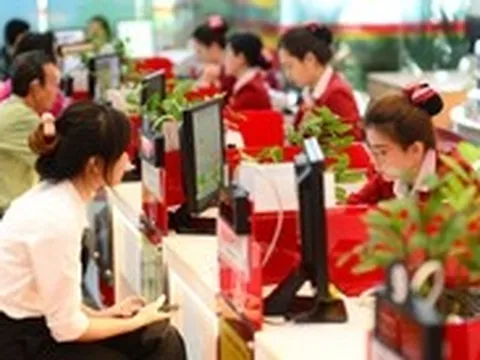 Ngân hàng, bảo hiểm đua chuyển đổi số