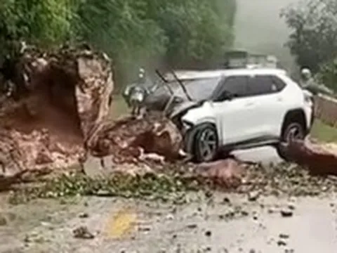 Đá lăn đè bẹp đầu ô tô ở Sơn La