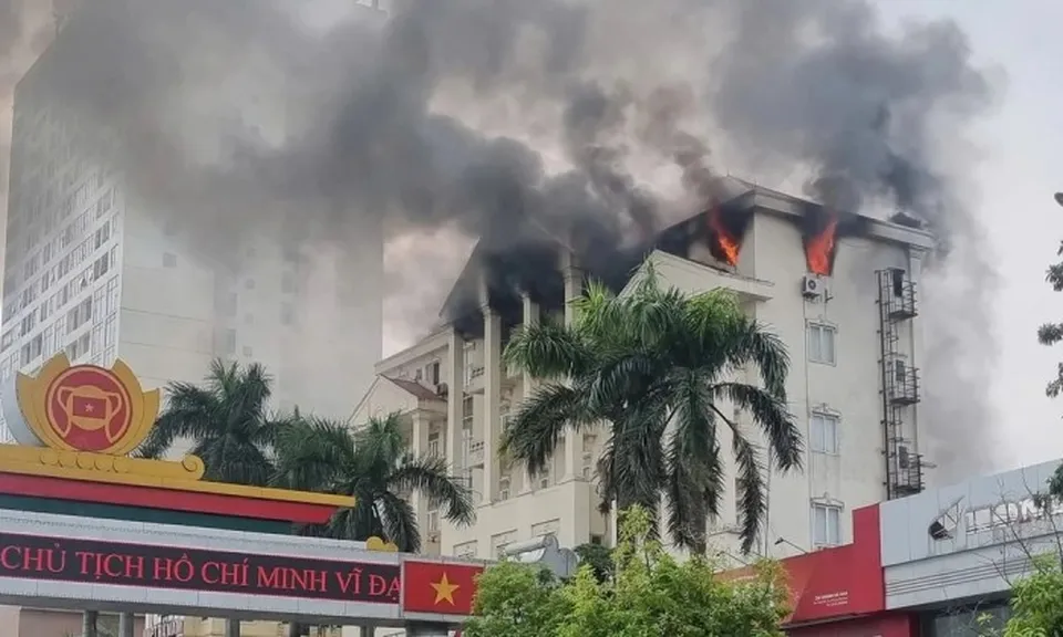 Cháy lớn tại trụ sở bưu điện ở Ninh Bình